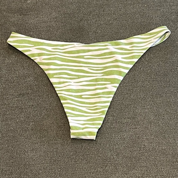 Shein green and white bikini, size small, 3 pieces (top, bottom and wrap) - Picture 4 of 4